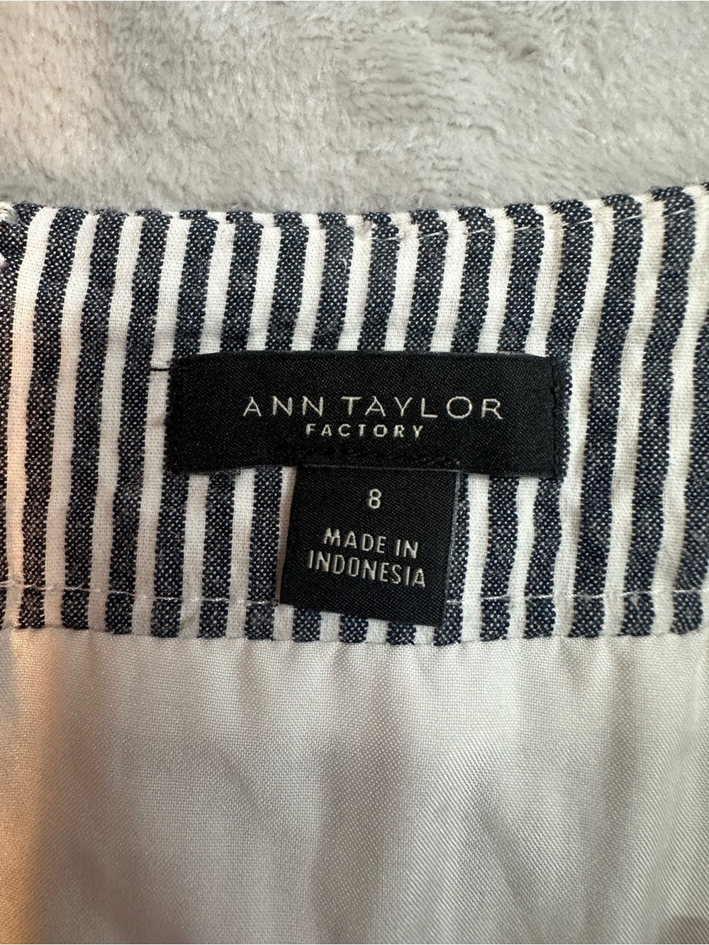 Ann Taylor Factory Navy Blue & White Striped Skirt Size 8 Button Detail Lined - Picture 4 of 7